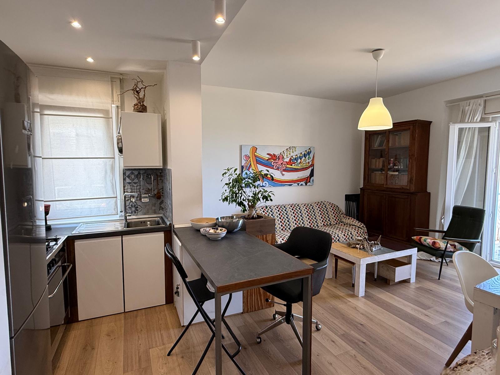Cucina open space affacciata sul soggiorno — THE VIEW OF THE SEA CAPACI, Capaci (Sicilia)
