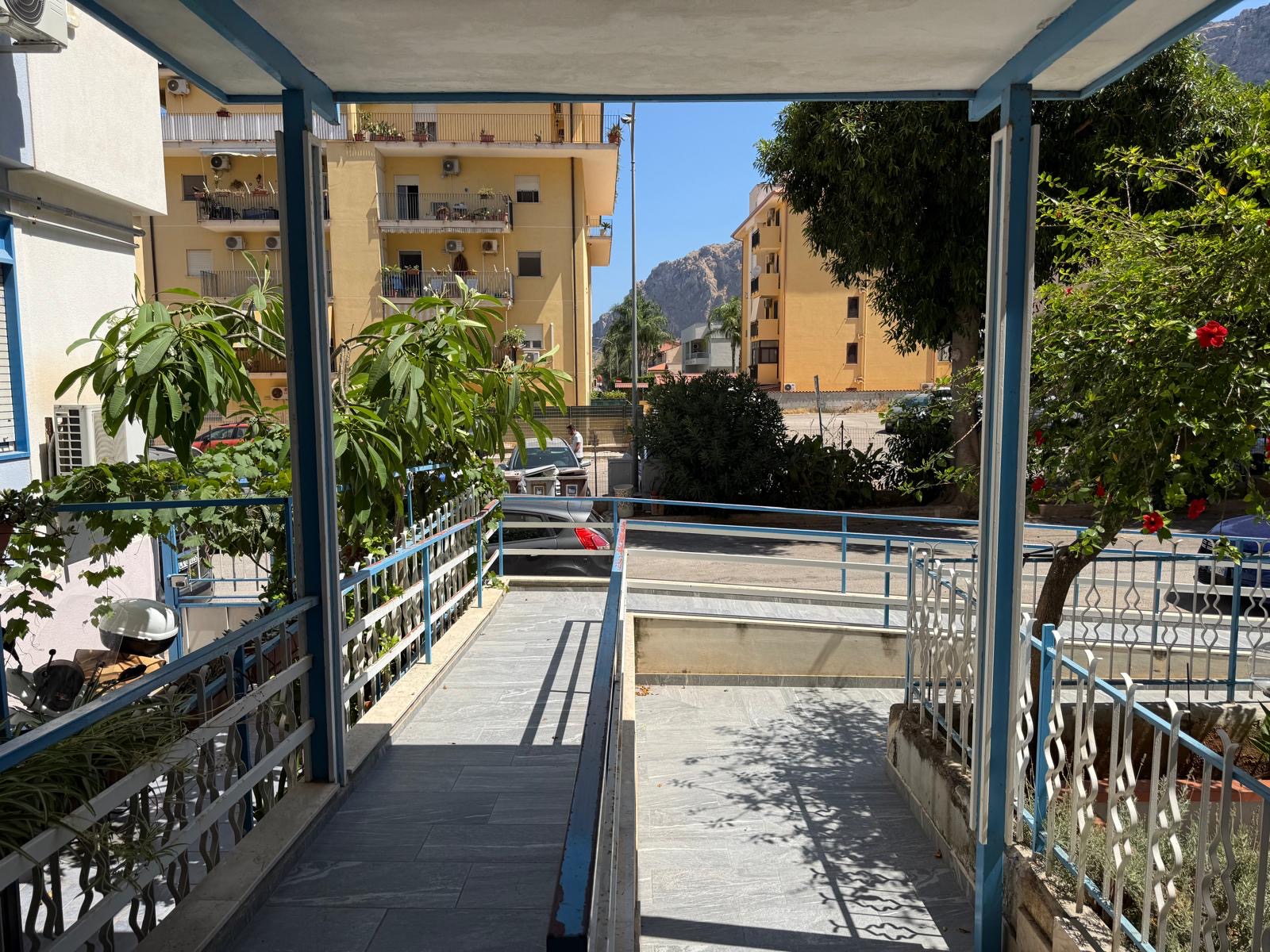 Veranda esterna con piante e accesso pedonale — THE VIEW OF THE SEA CAPACI, Capaci (Sicilia)